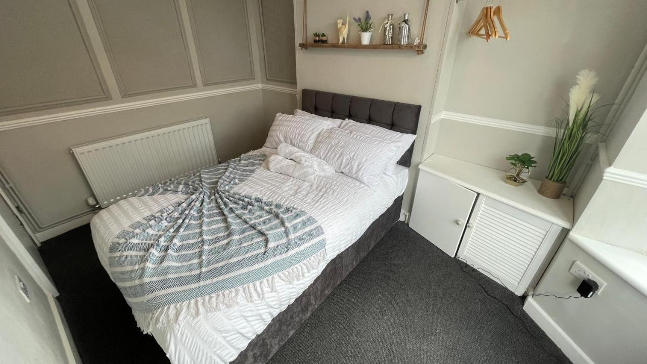 Large 6 bedroom house in Smethwick Birmingham Buitenkant foto