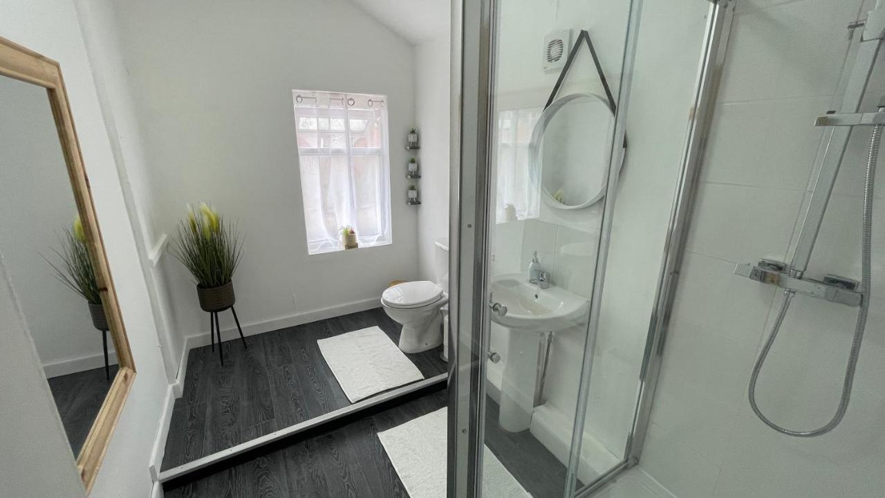 Large 6 bedroom house in Smethwick Birmingham Buitenkant foto